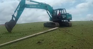 सुशोभीकरणाच्या नावाखाली तलावाच्या काठावरुनच होतोय बेकायदेशीर मुरुमाचा उपसा ! केज येथील प्रकार ! आढवळणी मार्गावरील गावापासून 4/5 किलोमीटर अंतरावर सुशोभीकरण करण्याचा घाट.